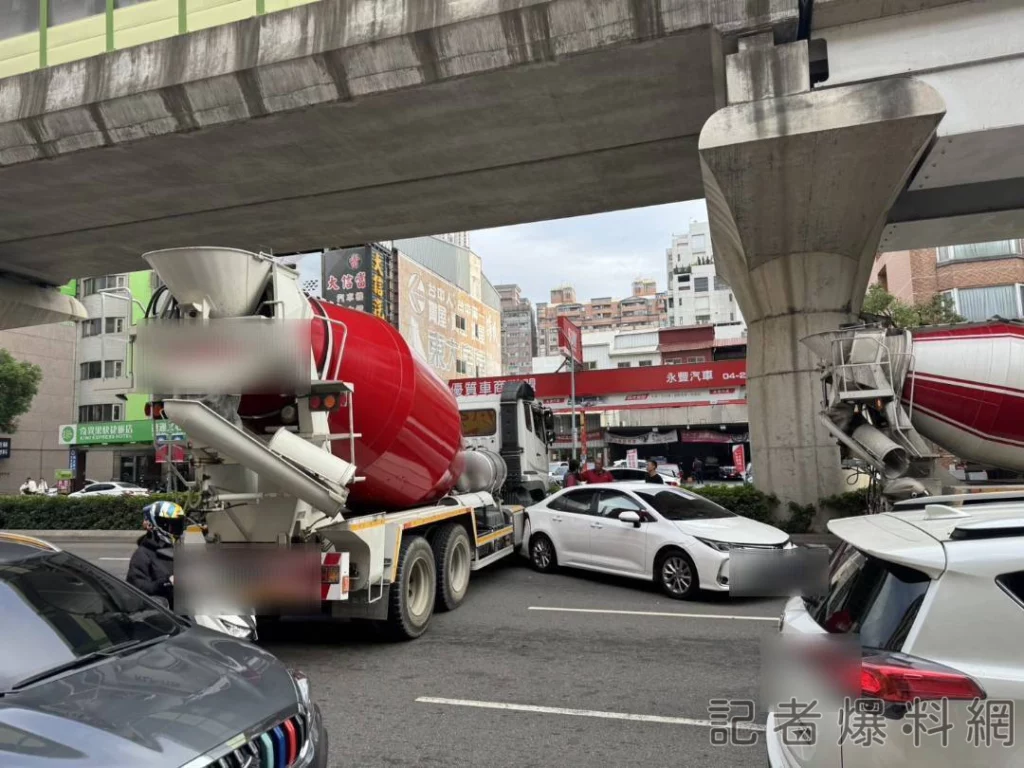 水泥預拌車由陳姓男子（36歲）駕駛，事發前在現場完成灌漿作業後，逆向起步並試圖進行迴轉後發生車禍。翻攝畫面