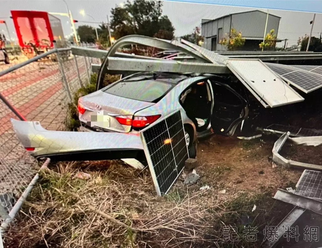▲台南28歲男駕車衝太陽能田，遭鋼管穿喉亡（圖／記者王俊勝 翻攝）