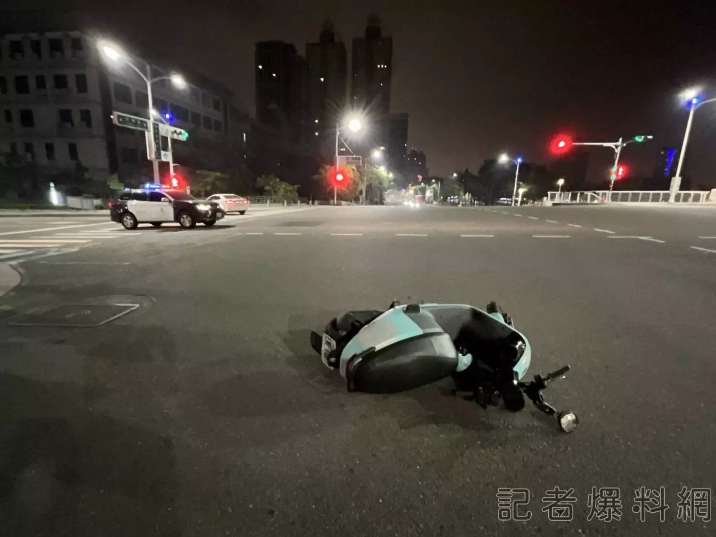 影/高雄車禍釀二次撞擊 騎士重傷送醫 肇事駕駛逃逸遭法辦