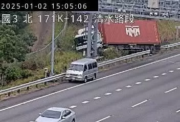 國道3號事故！　貨櫃車衝破護欄撞邊坡