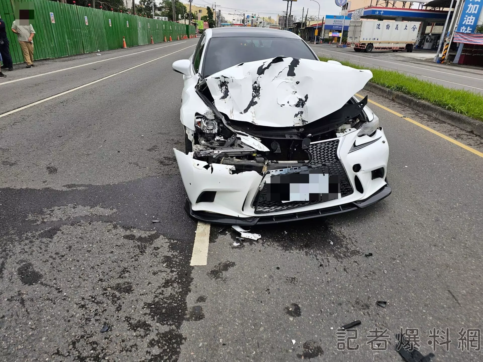 影/屏東九如轎車駕駛因通話分心 失控追撞大貨車撞凹車頭