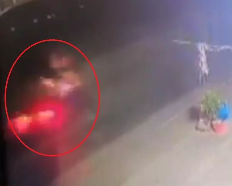 (有片)撞擊畫面曝光!嘉義2高中生無照騎機車撞死88歲婦 過失致死罪嫌送辦 1 2025 01 03 722407 2025 01 03 597706.jpg | 撞擊畫面曝光!嘉義2高中生無照騎機車撞死88歲婦 過失致死罪嫌送辦 嘉義縣, 東石鄉, 機車, 無照騎車, 過馬路 記者爆料網|新聞