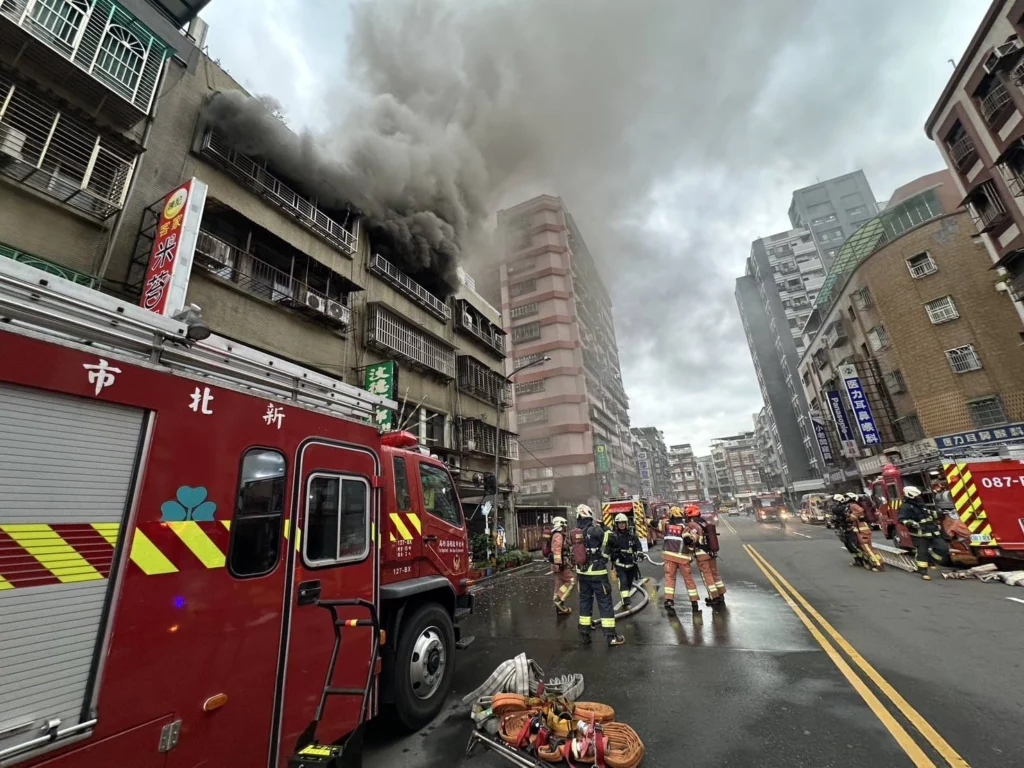 2025 01 03 792478 | 快訊／三重大樓火警！　消防隊員帶出5人 三重區, 新北市, 新興路, 火警 記者爆料網｜新聞