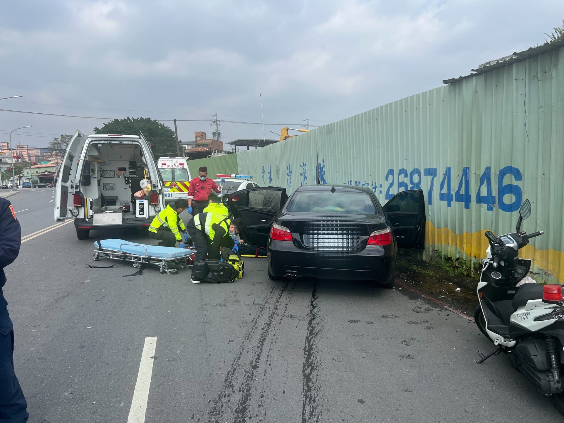 ▲新北市樹林區環漢路五段、東豐街口，今（6）日11時許驚傳警匪追逐槍擊案。（翻攝畫面）