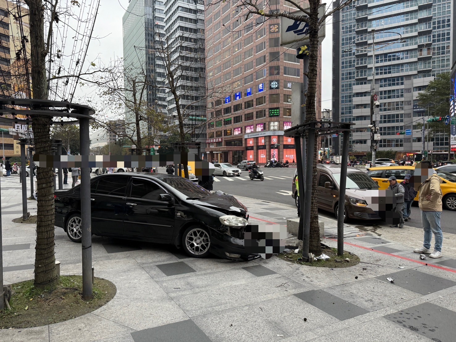 ▲台北市信義區基隆路一段、忠孝東路五段口，今（9）日15時許發生1起交通事故。（翻攝畫面）