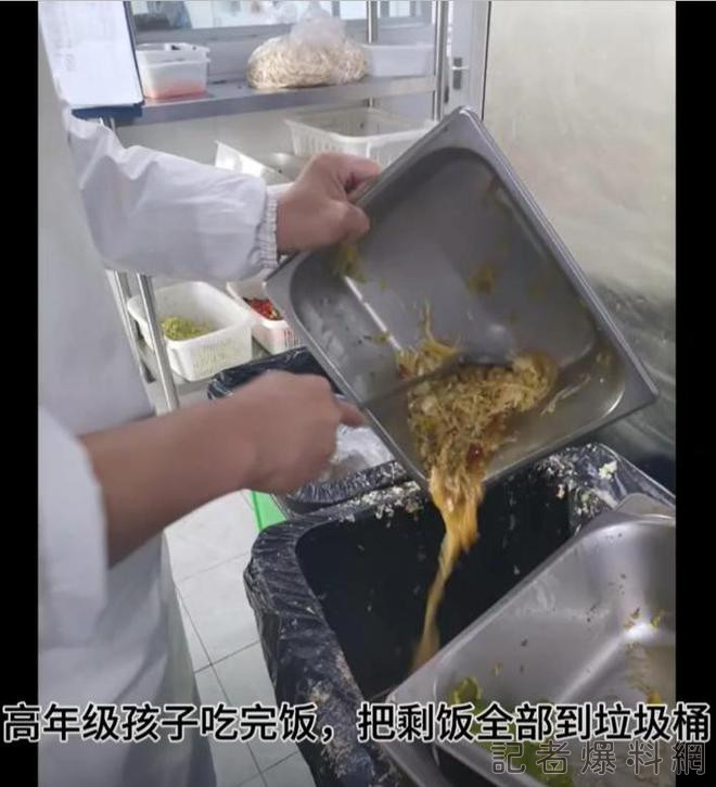 ▲中國遼寧狗啃過的食物竟給學生吃，事情遭到曝光（圖／翻攝自 網易新聞）