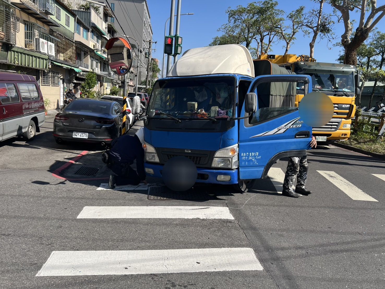 ▲新北市中和區和城路、連城路469巷口，昨（13）日13時許發生1起交通事故。（翻攝畫面）